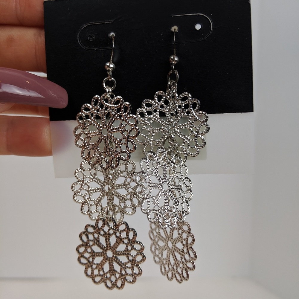 New Silver Dangle Earings Light Weight Orig. $ 7.9